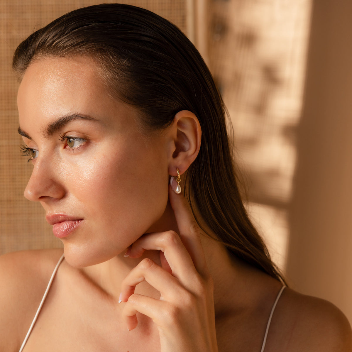 Brincos delicados com gotas de pérola