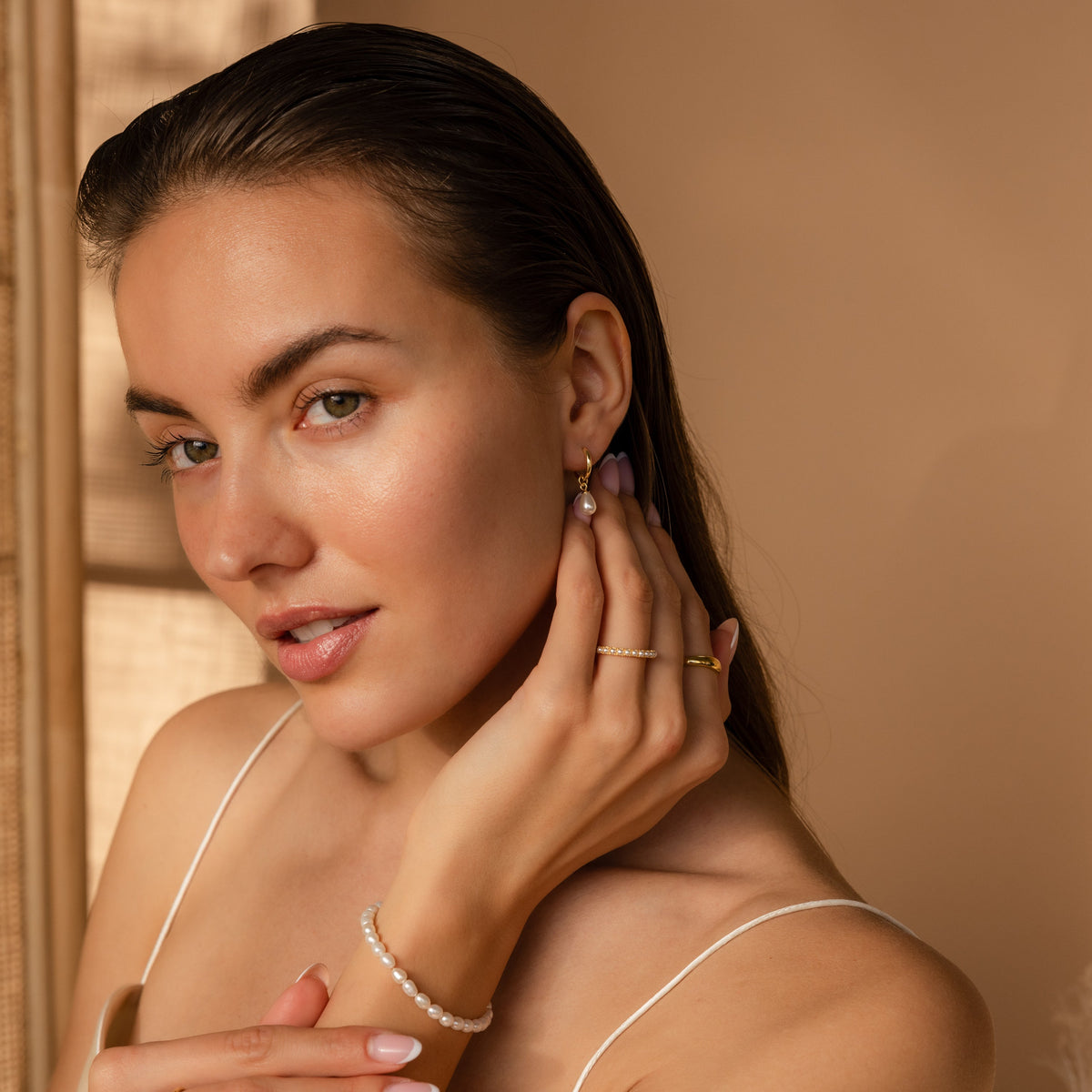 Brincos delicados com gotas de pérola