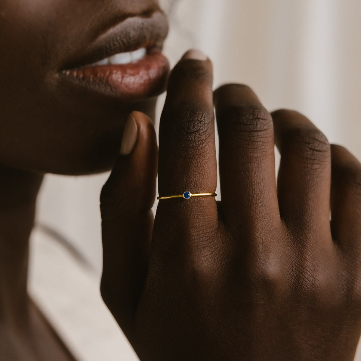 Anel com pedra de nascimento pequena