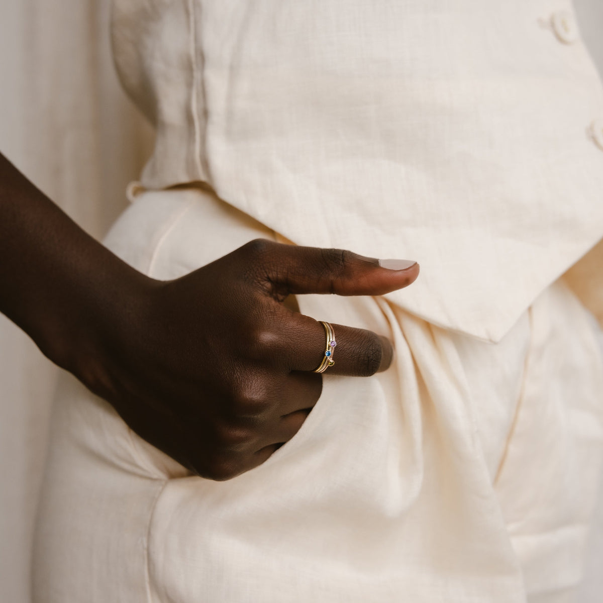 Anel com pedra de nascimento pequena