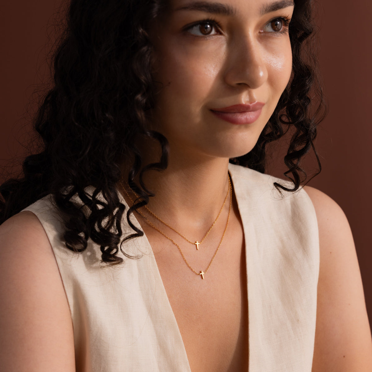 Colar delicado com cruz