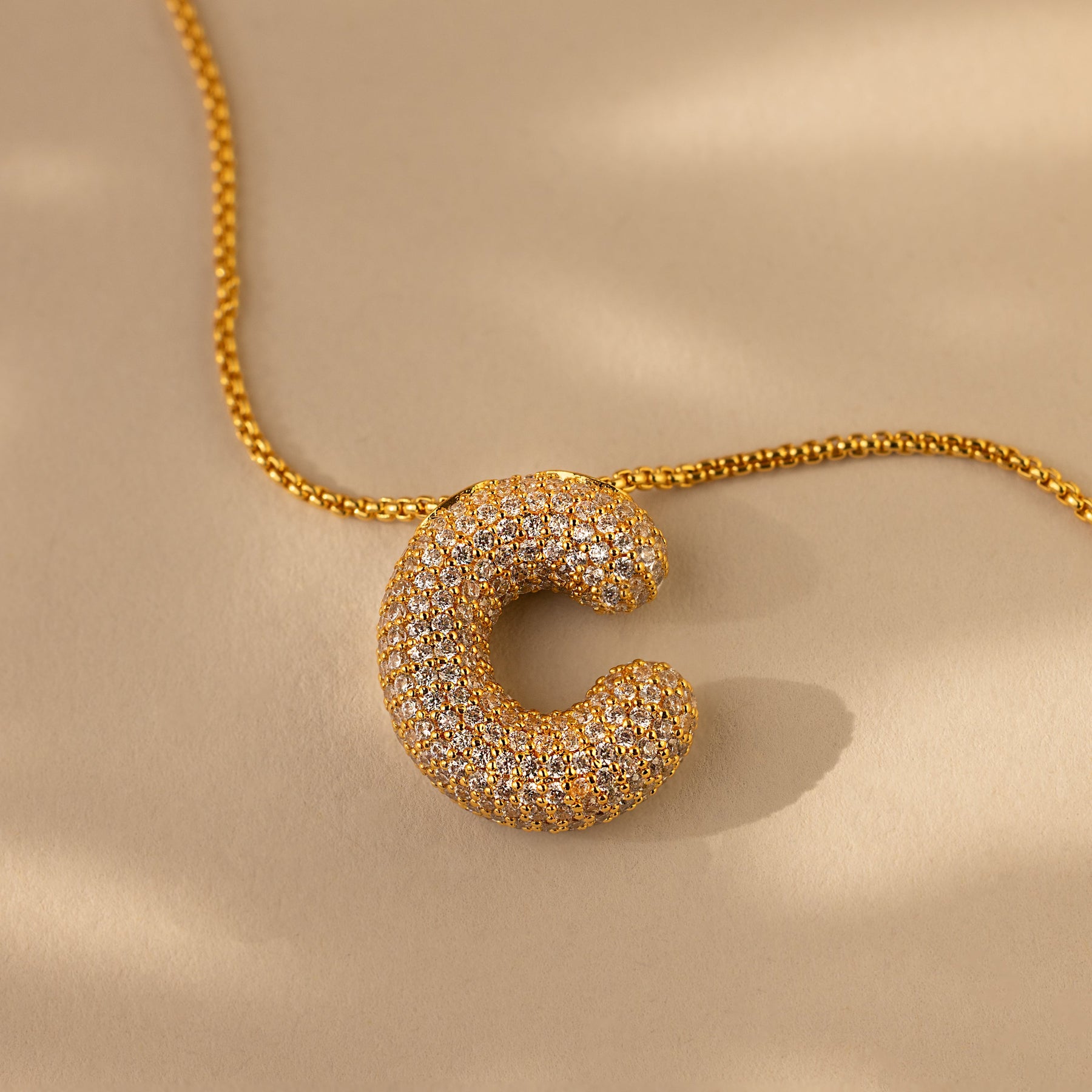 Colar de letras Pave Puff