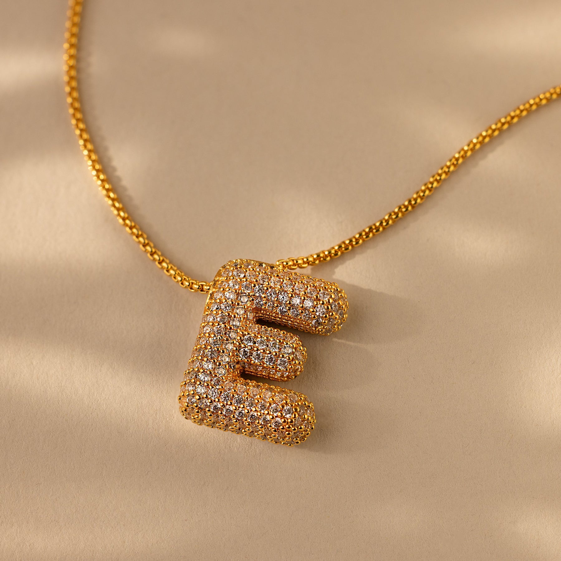 Colar de letras Pave Puff
