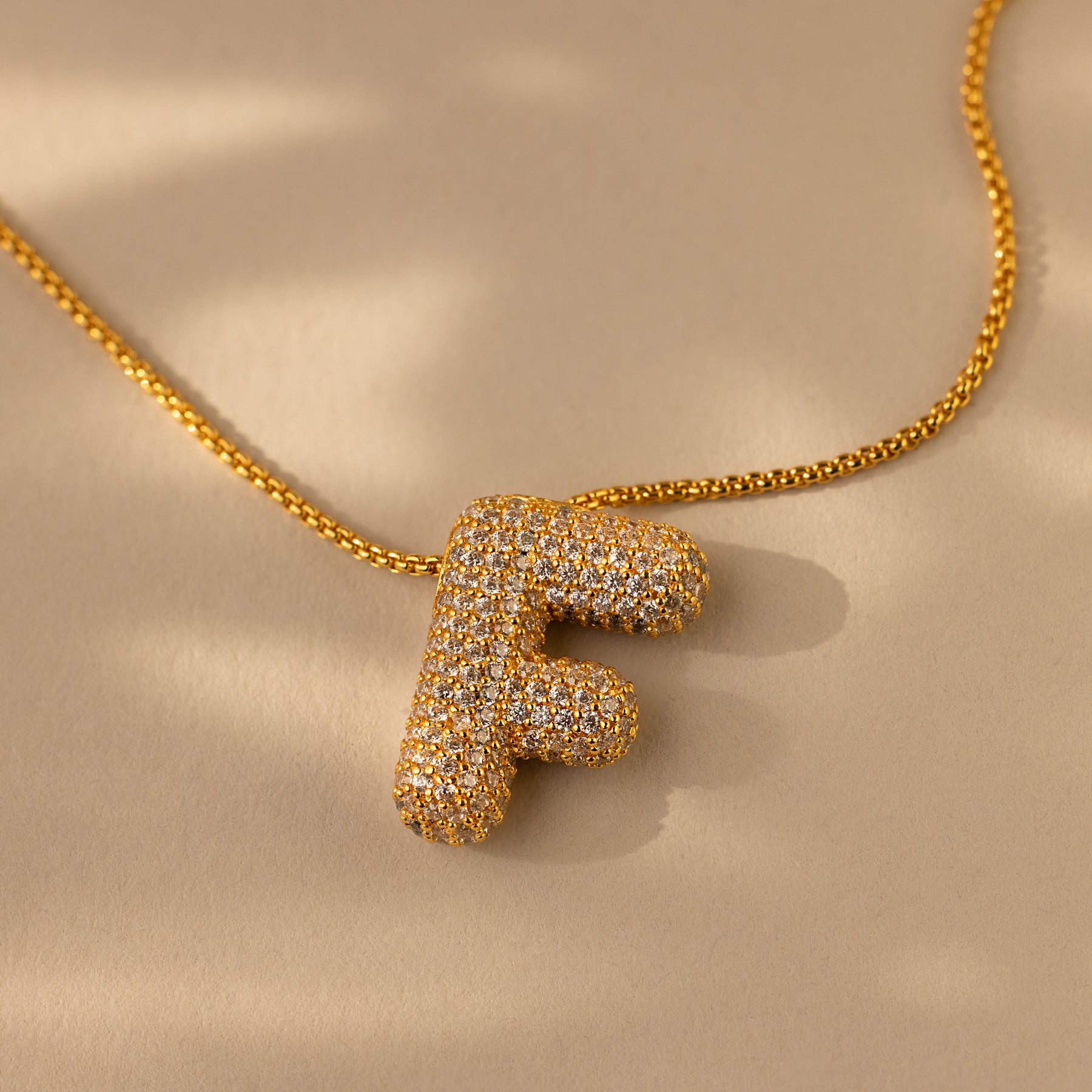 Colar de letras Pave Puff