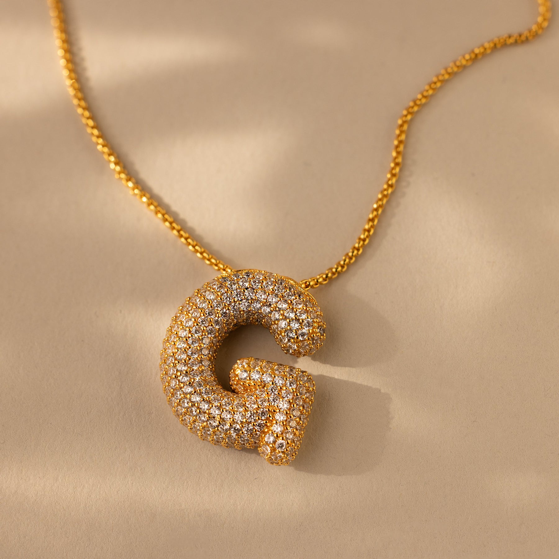 Colar de letras Pave Puff