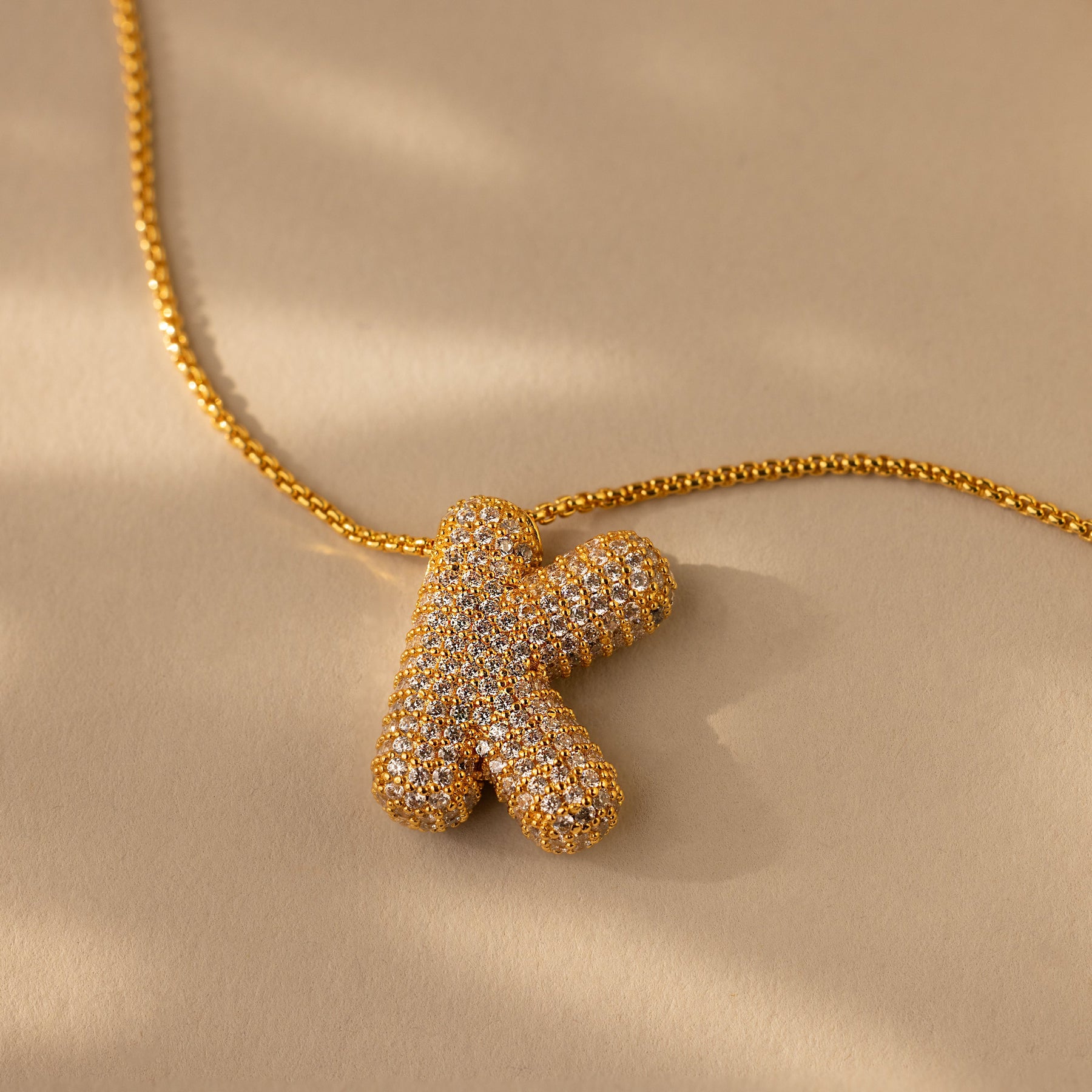 Colar de letras Pave Puff