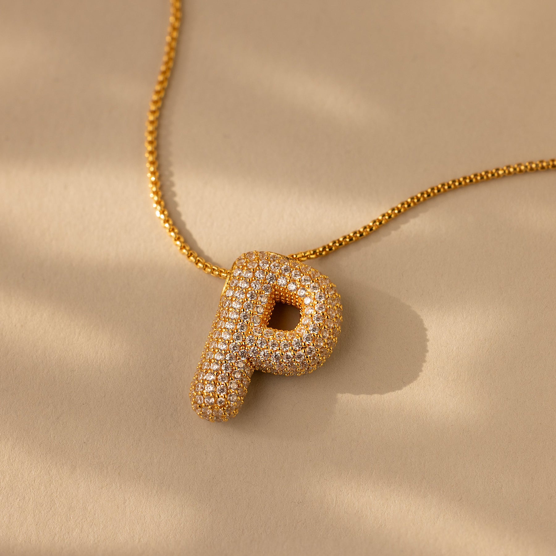Colar de letras Pave Puff