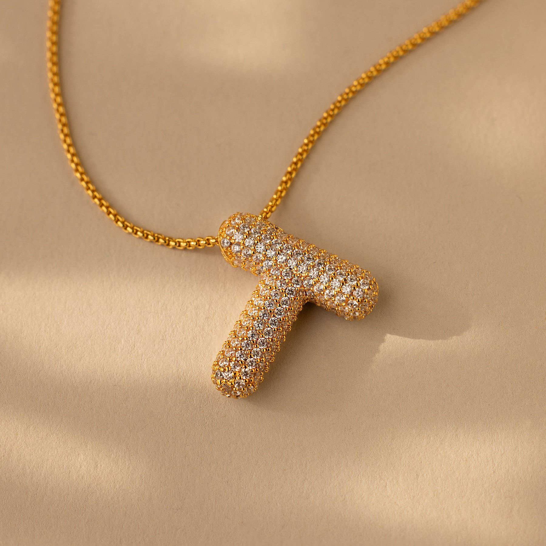 Colar de letras Pave Puff
