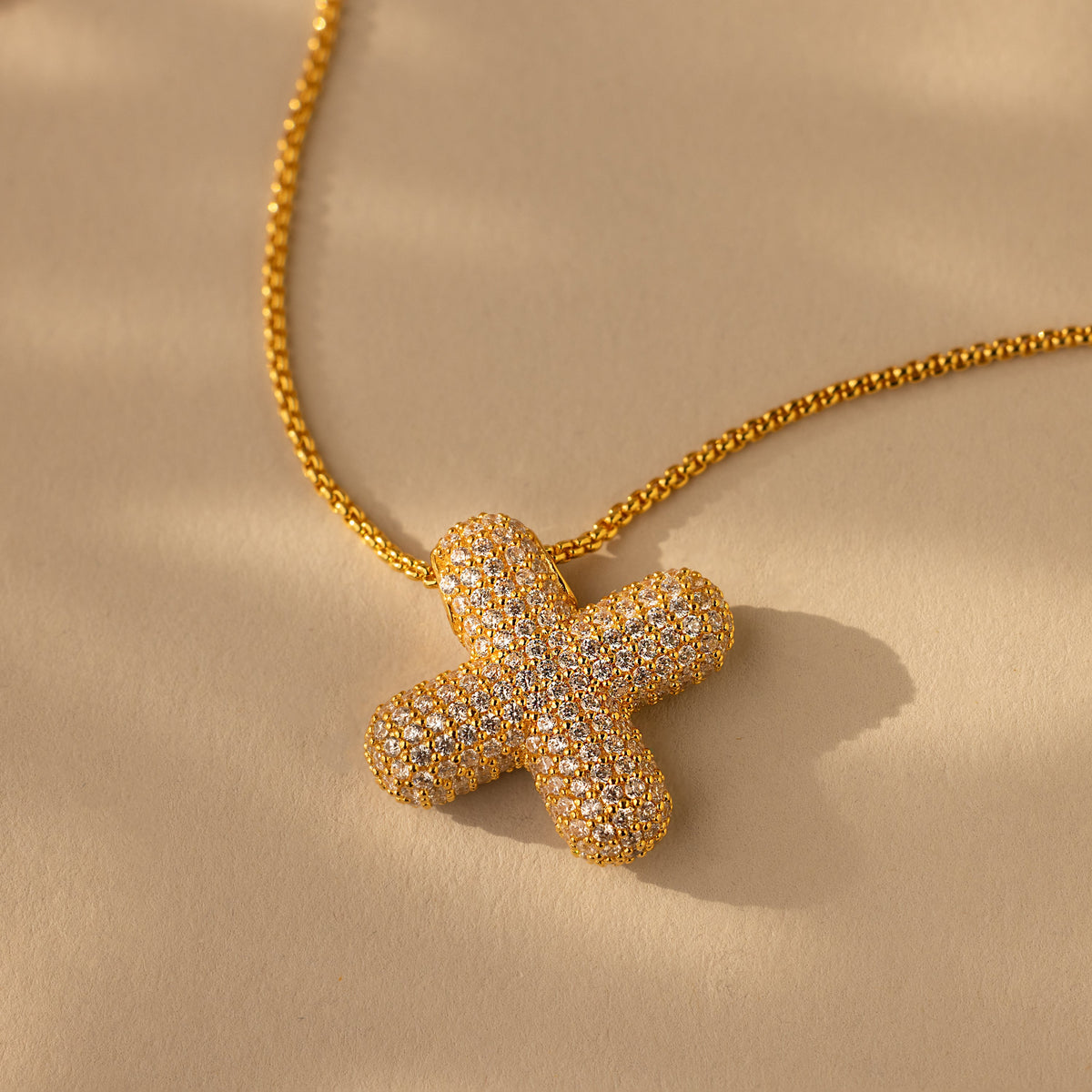 Colar de letras Pave Puff