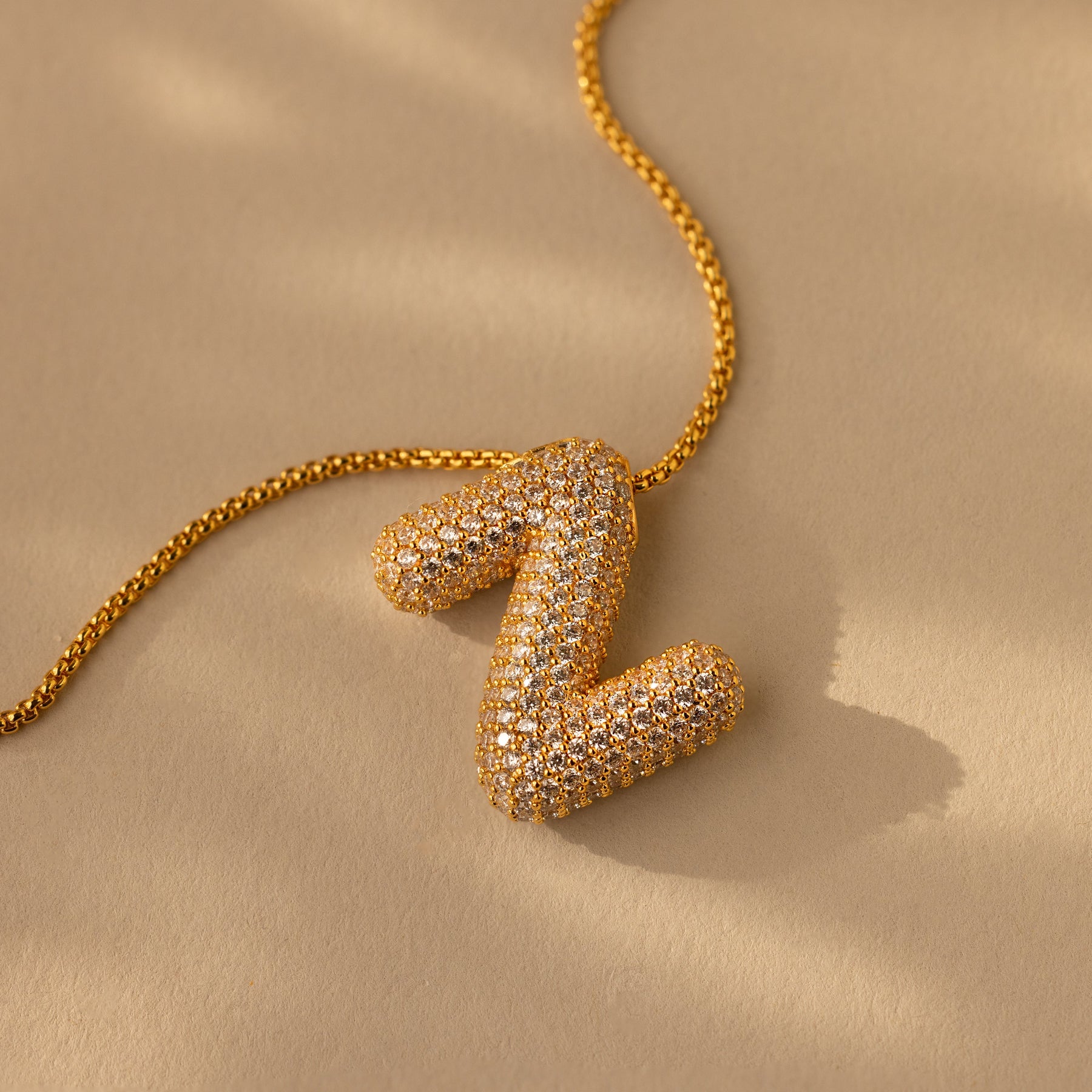Colar de letras Pave Puff