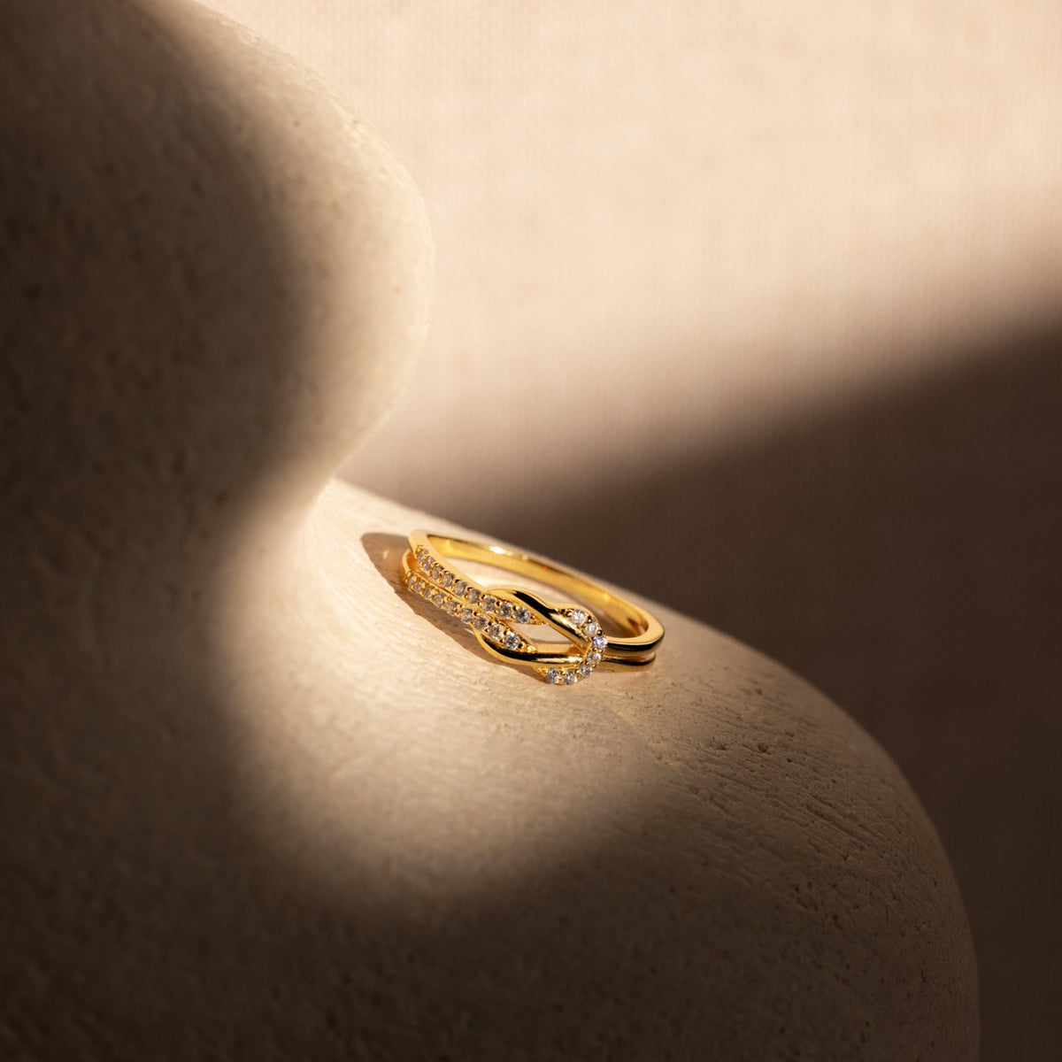 Anel de nó duplo pavê