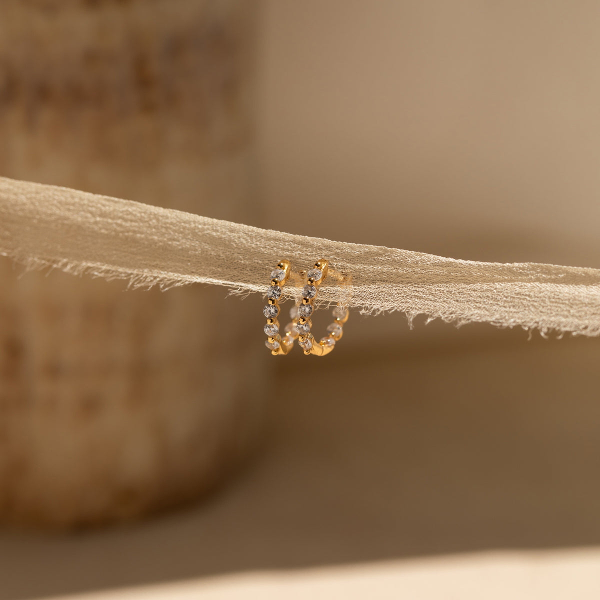 Brincos Huggie de Diamante Inside