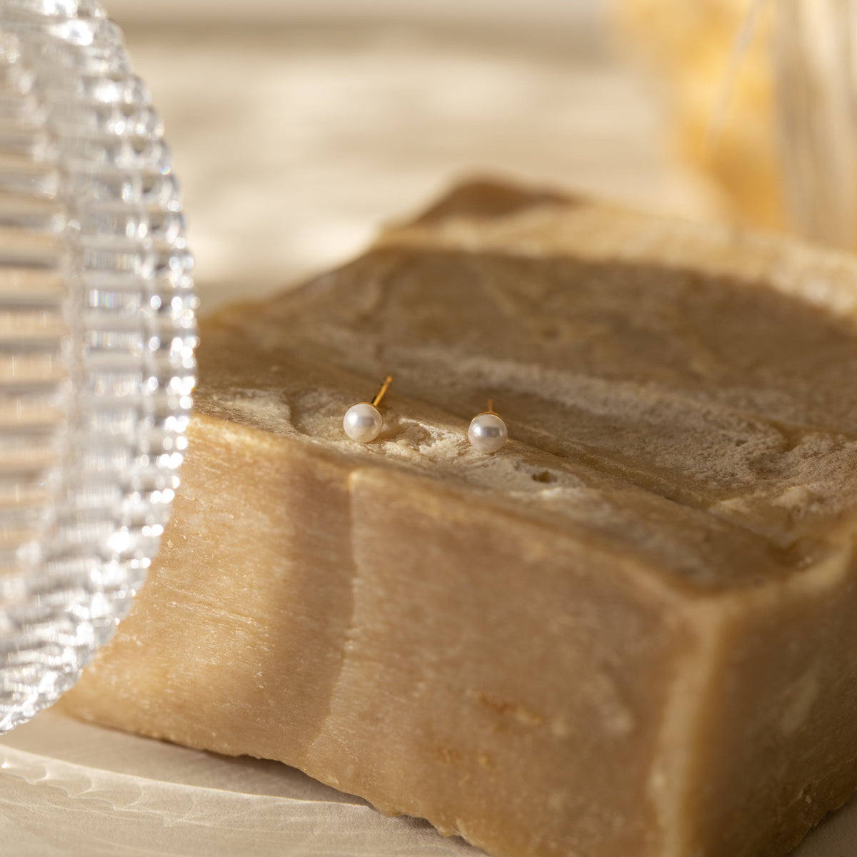 Brincos delicados de pérolas em ouro 18K