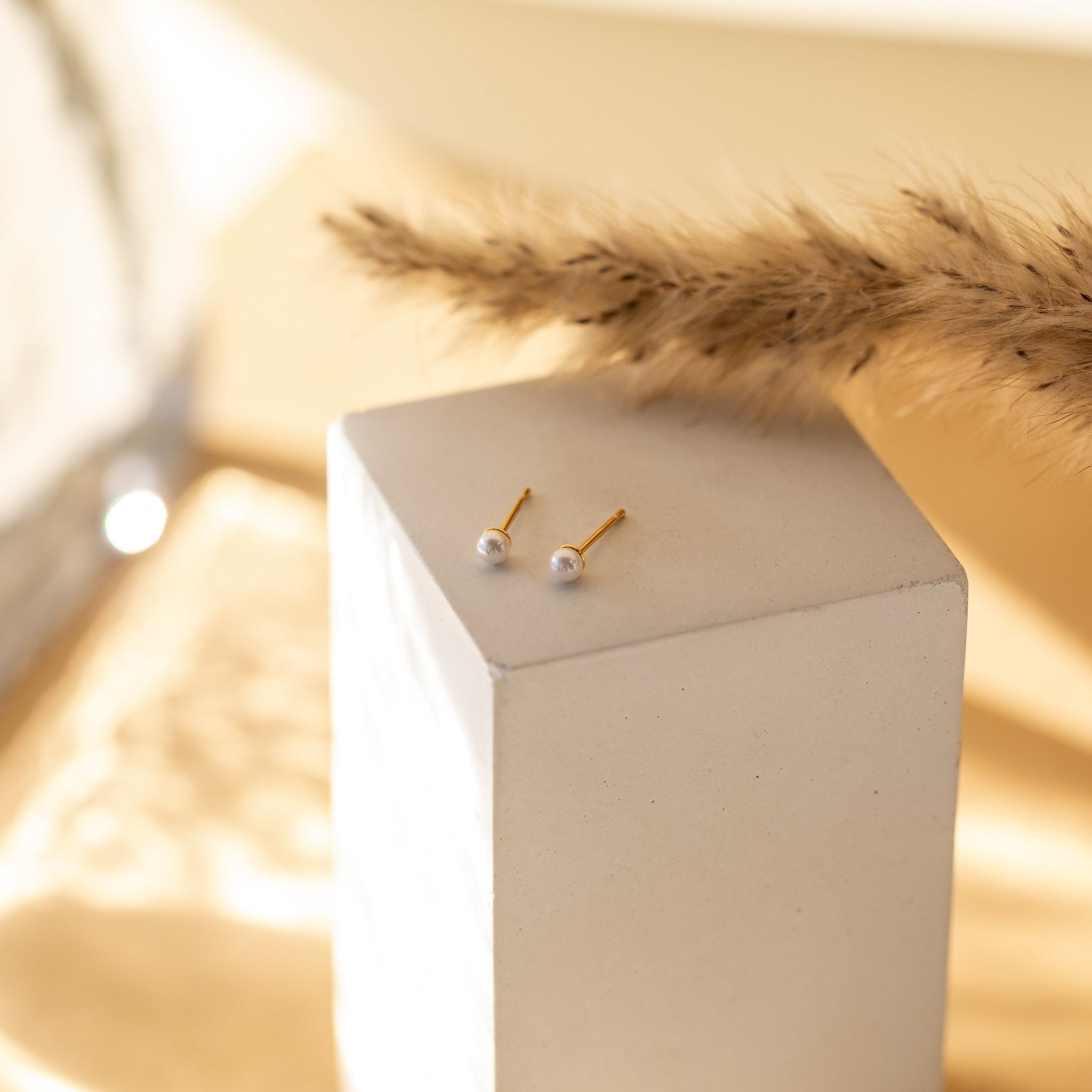 Brincos delicados de pérolas em ouro 18K
