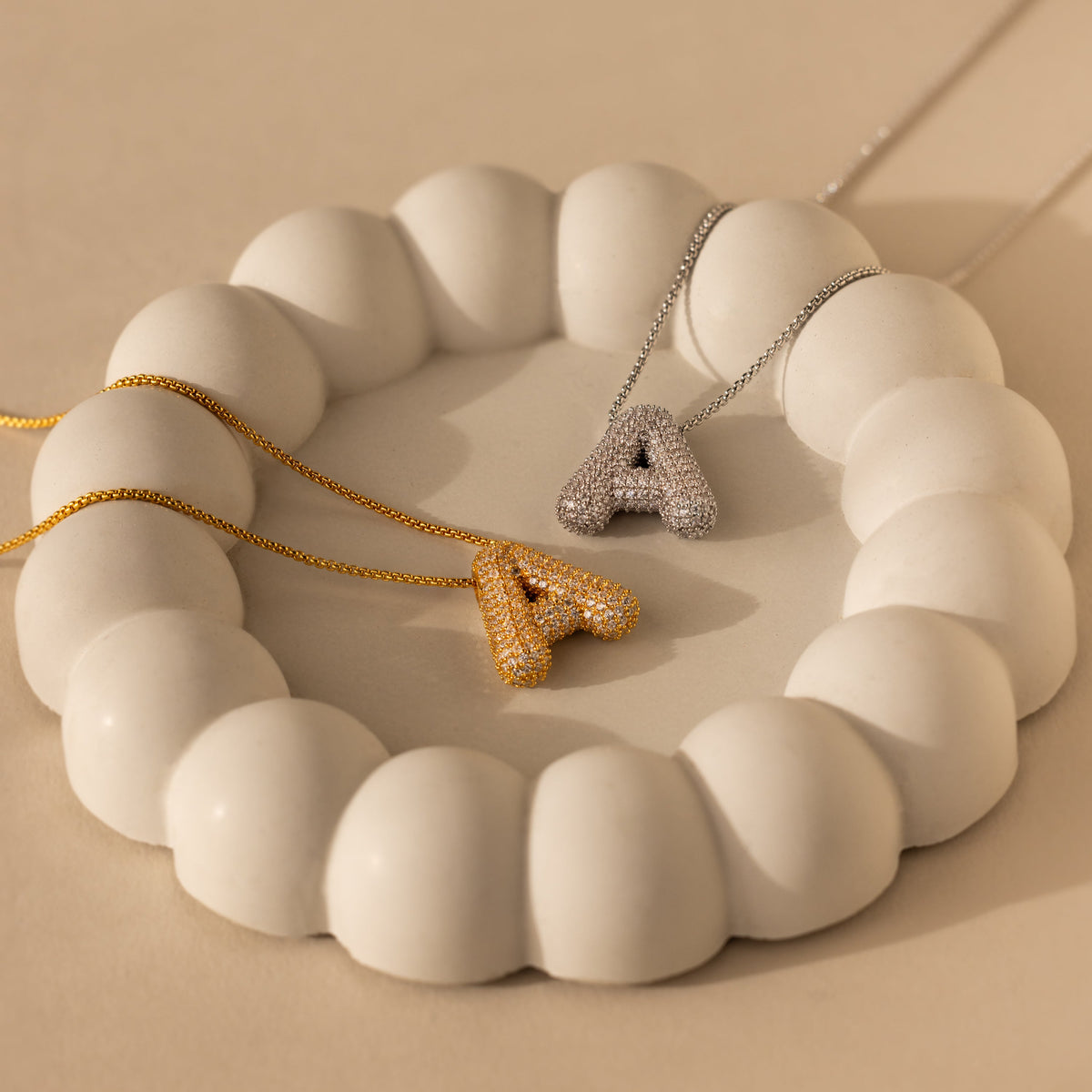 Colar de letras Pave Puff