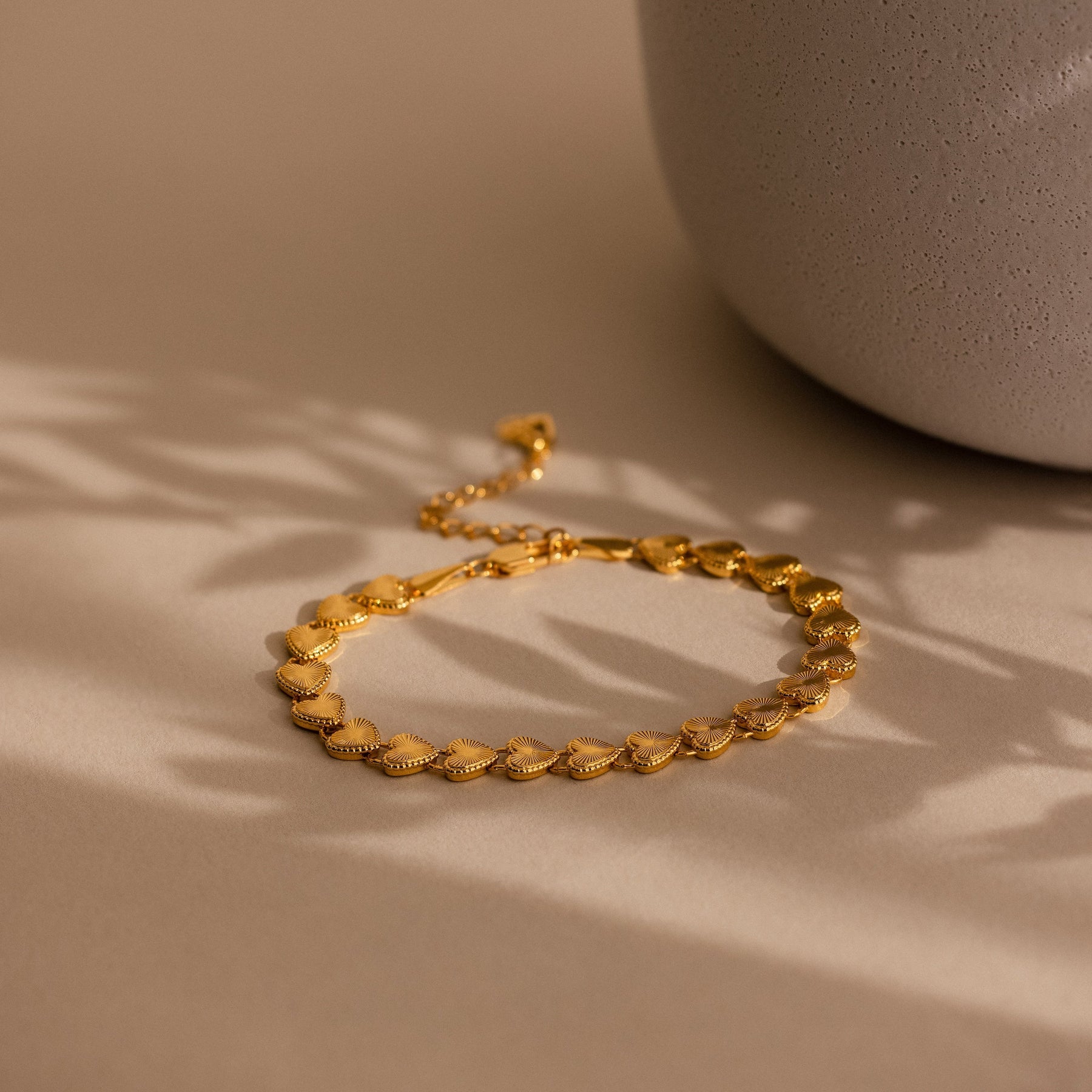 Pulseira de elos em forma de coração canelado