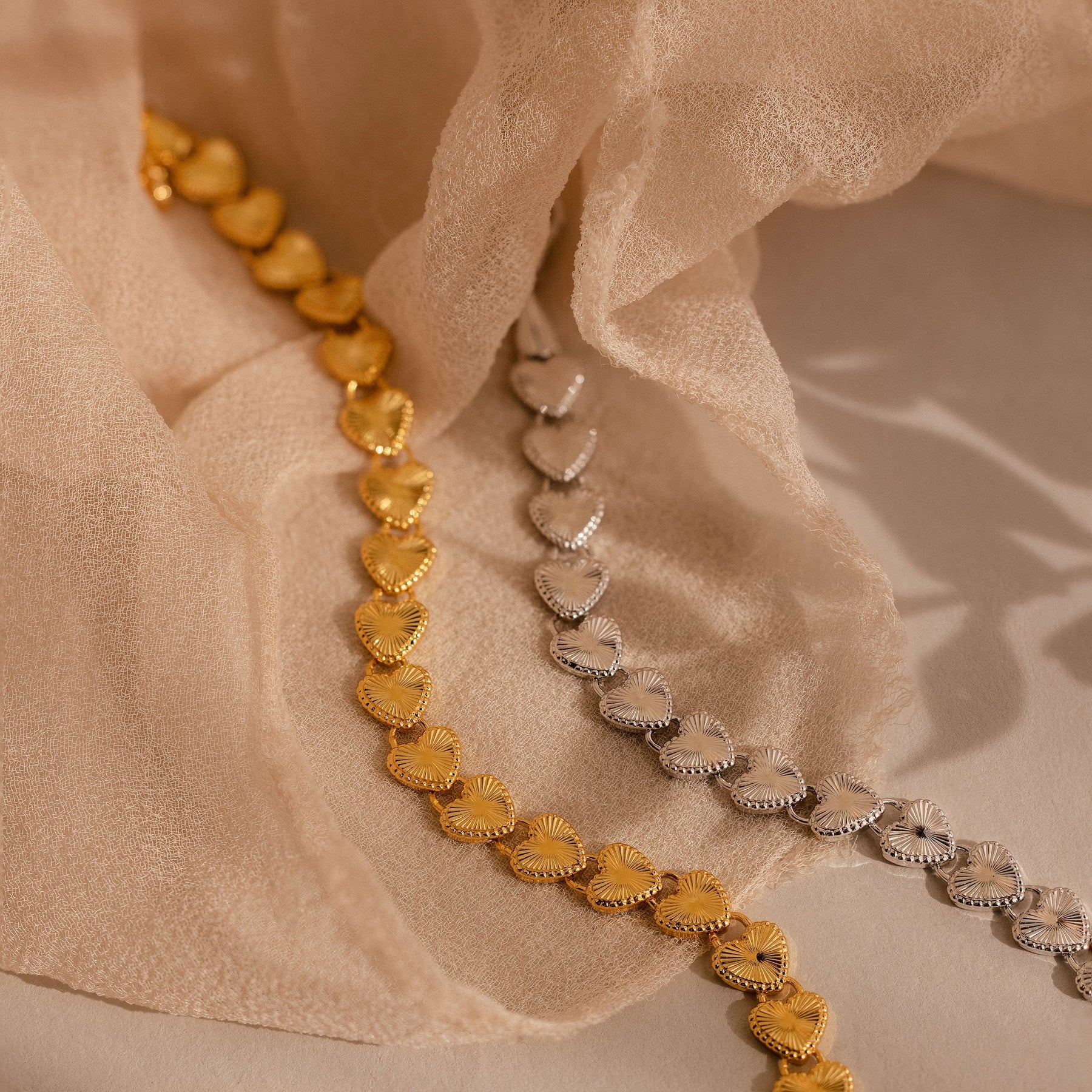 Pulseira de elos em forma de coração canelado
