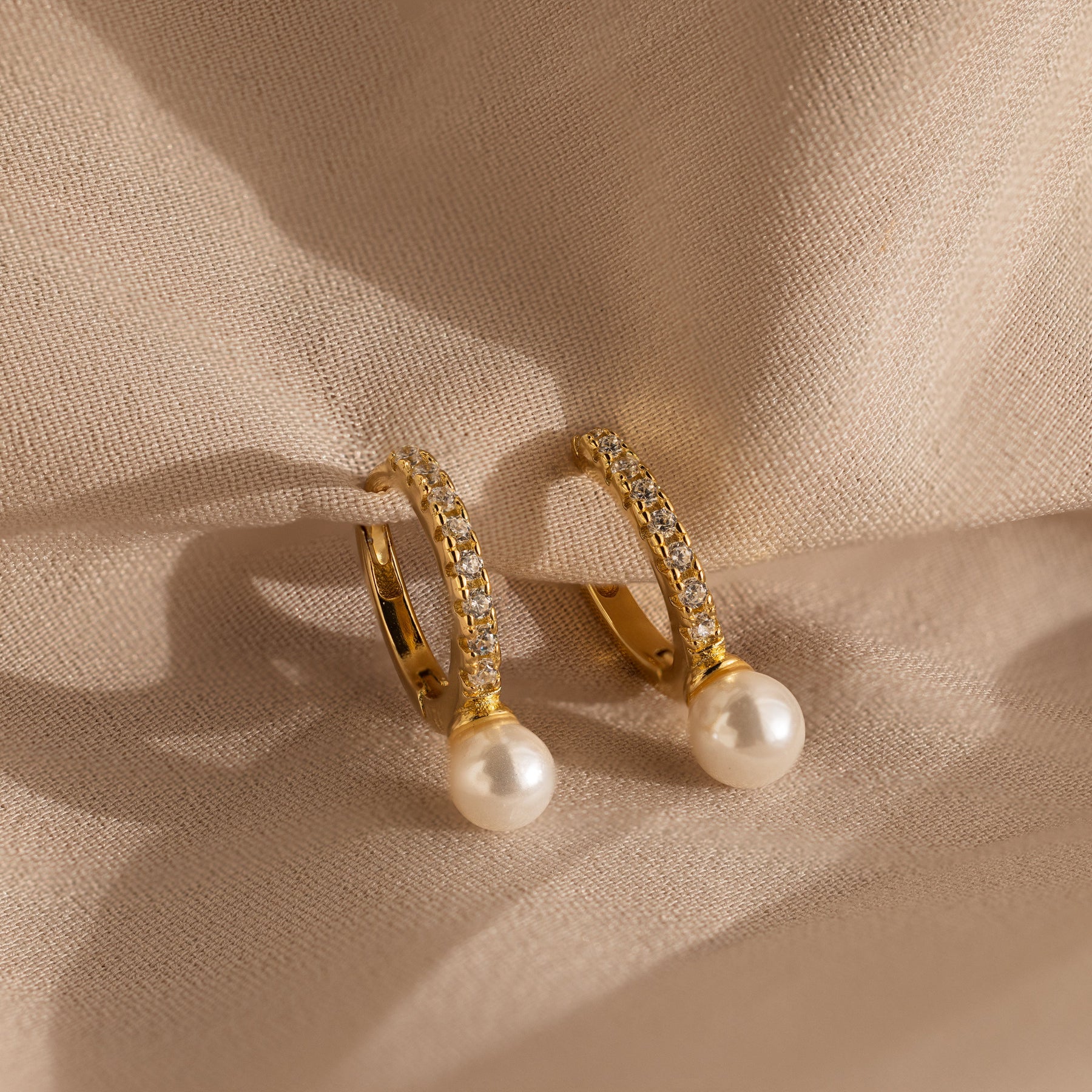 Brincos Pave Pearl Huggies