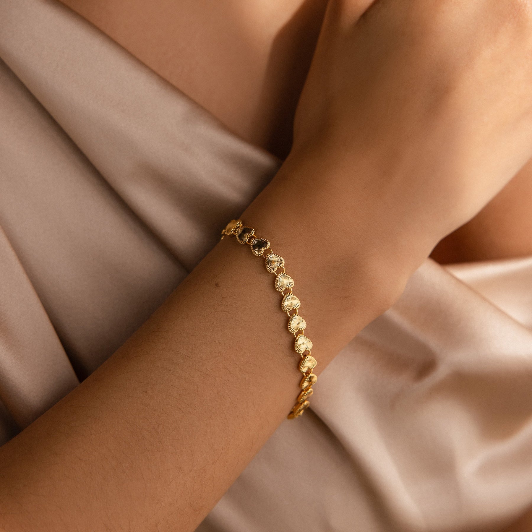 Pulseira de elos em forma de coração canelado