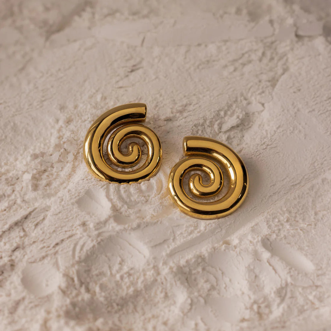 Brincos de pino em espiral ousados