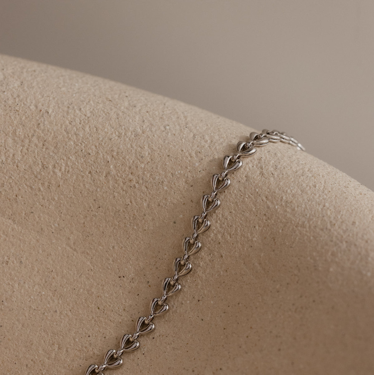 Pulseira de coração com elos minúsculos