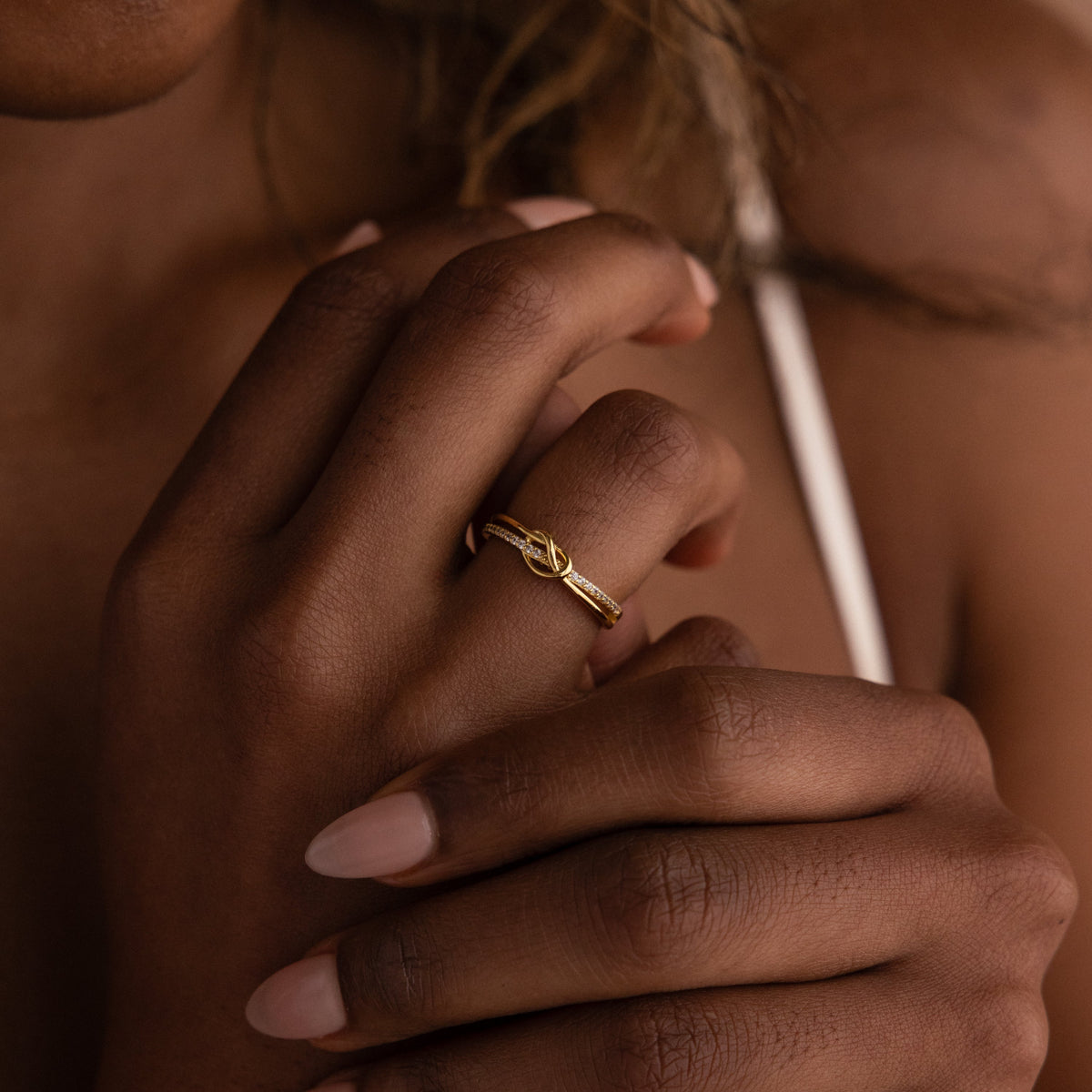 Anel com pedras pavê brilhantes