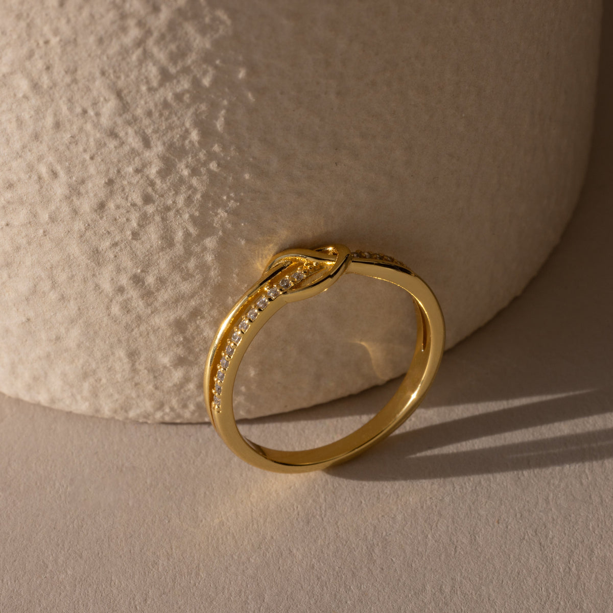 Anel com pedras pavê brilhantes