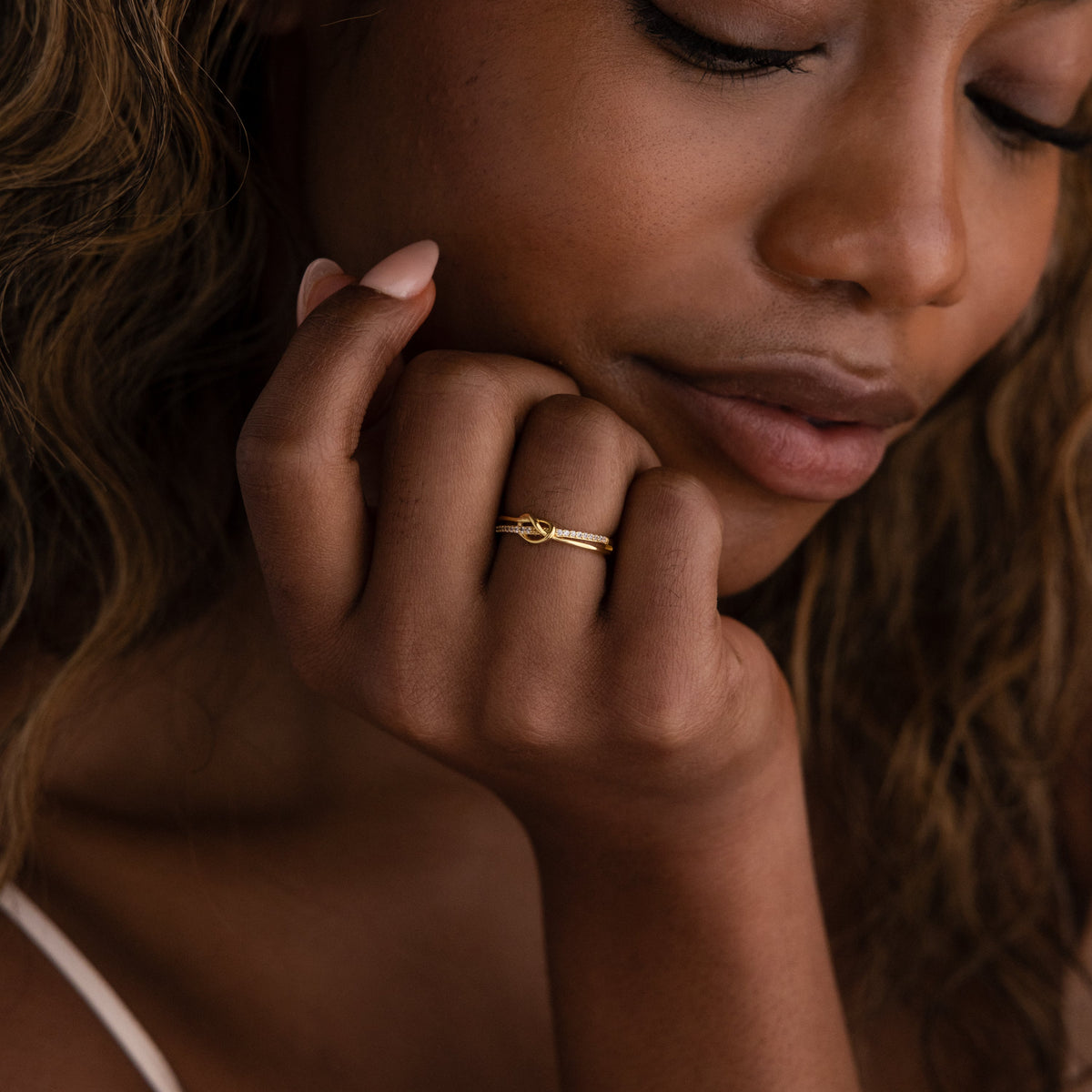 Anel com pedras pavê brilhantes