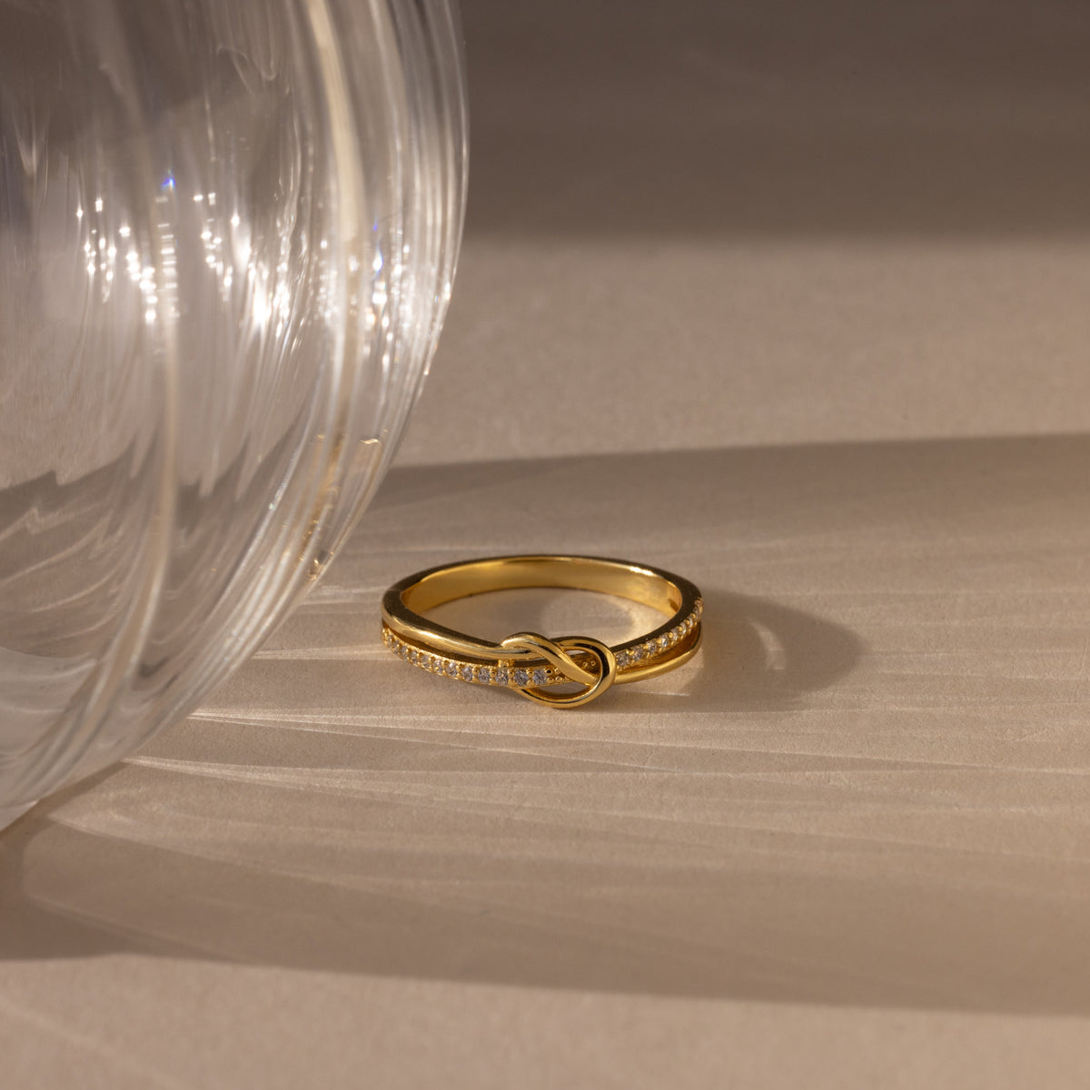 Anel com pedras pavê brilhantes