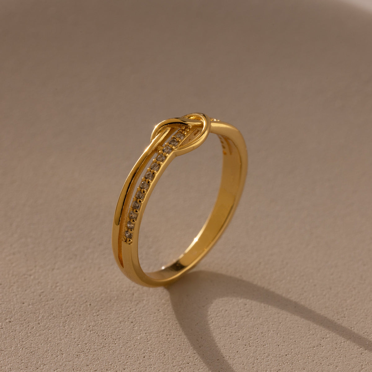 Anel com pedras pavê brilhantes