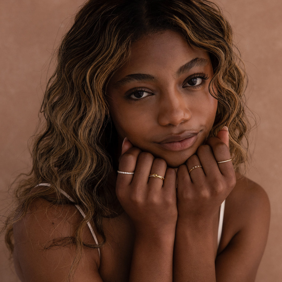 Anel com pedras pavê brilhantes