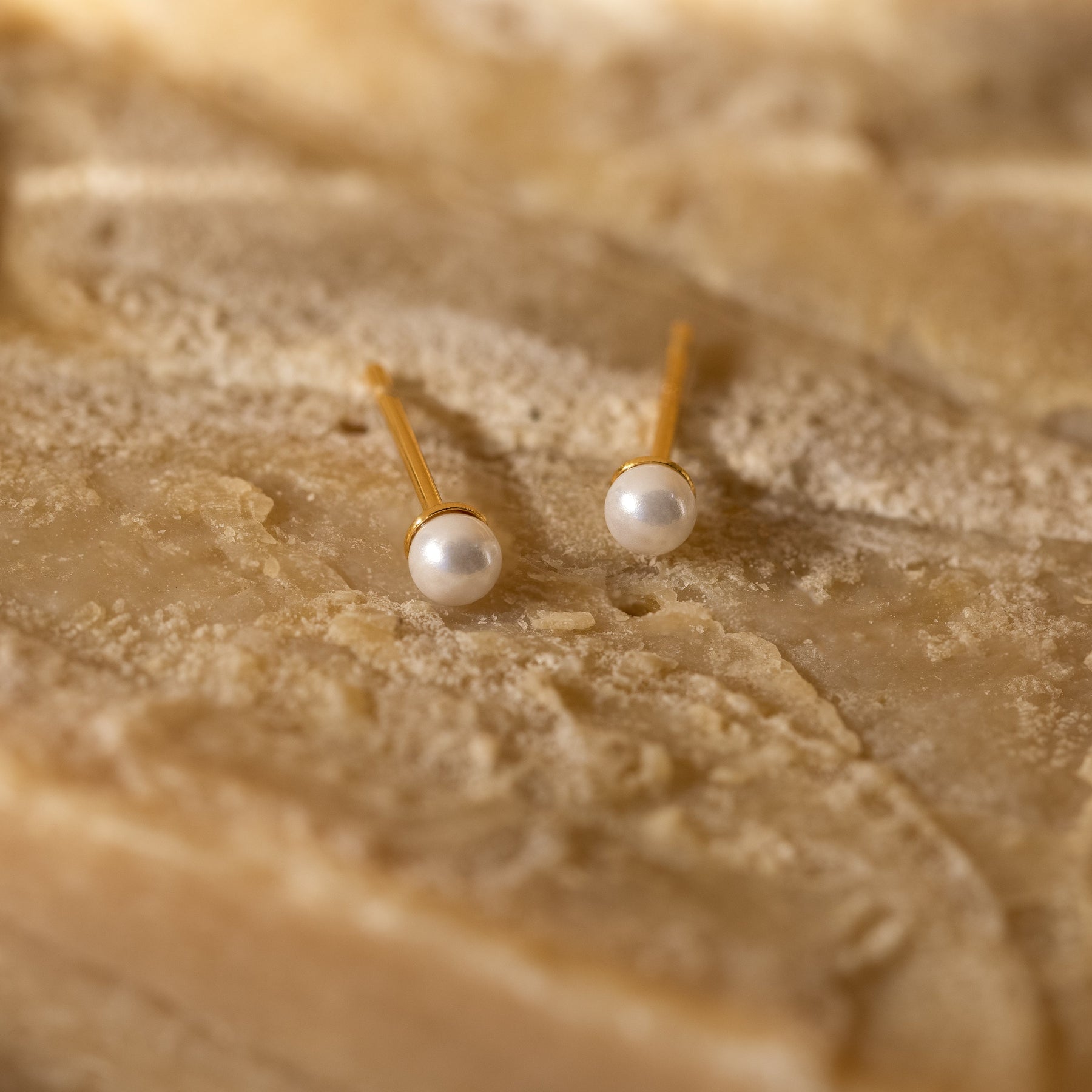 Brincos delicados de pérolas em ouro 18K