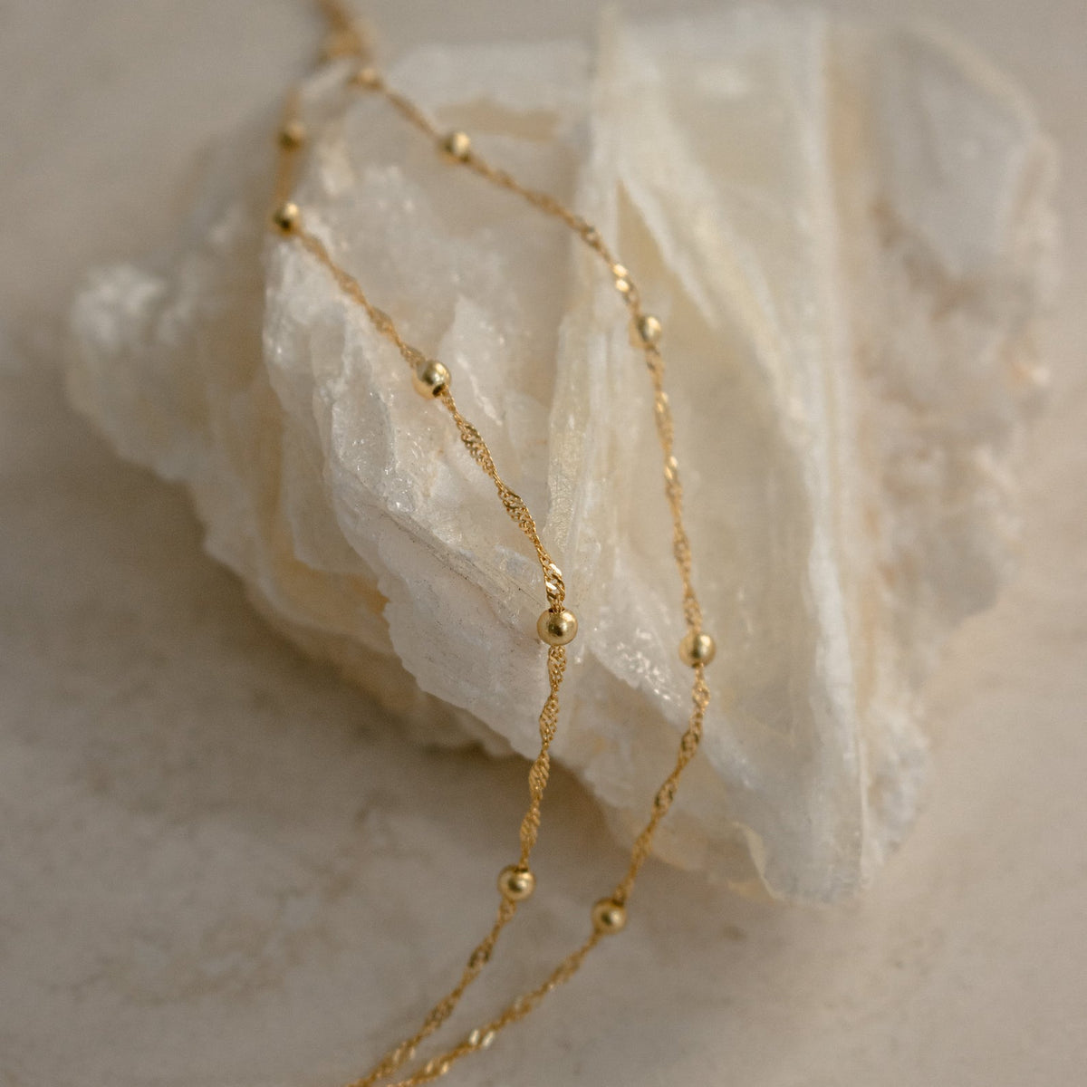 Tornozeleira com corrente de contas duplas