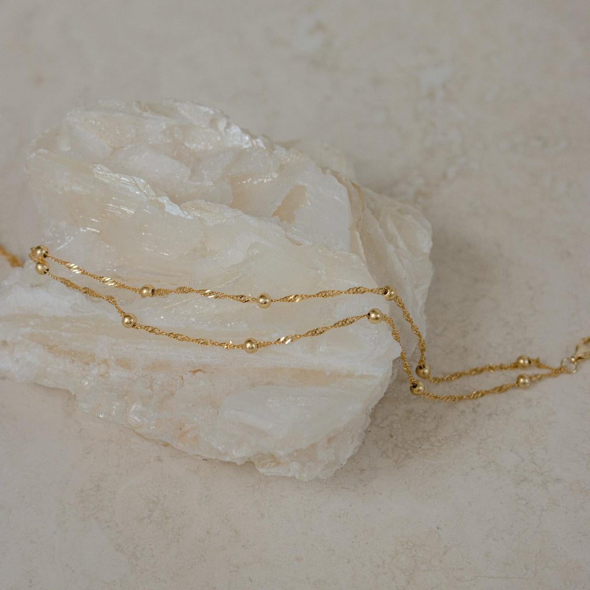 Tornozeleira com corrente de contas duplas