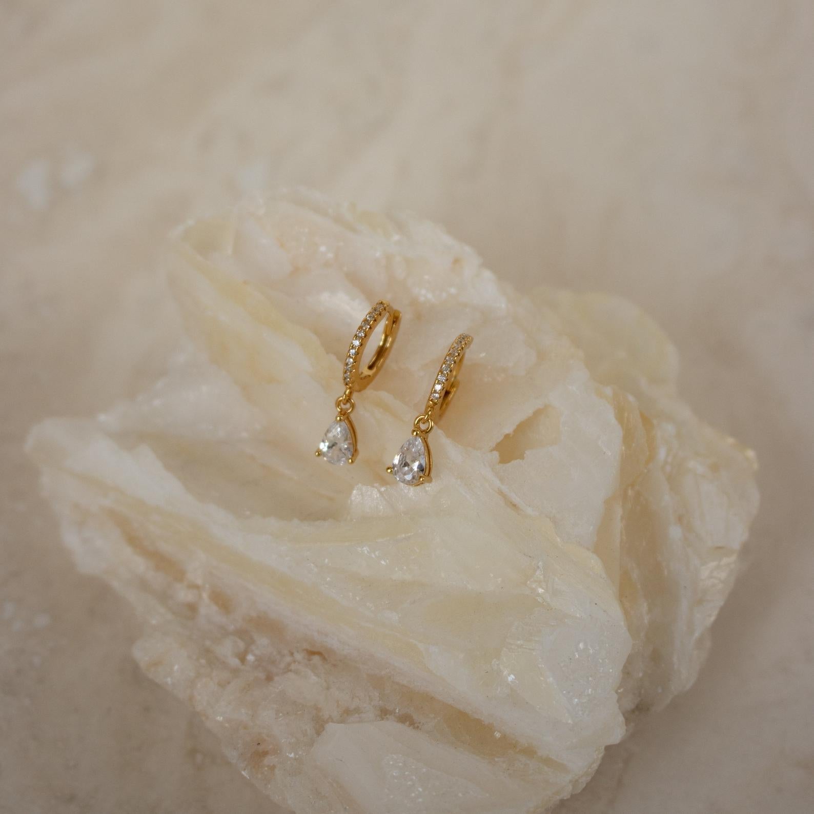 Brincos com gota de diamante