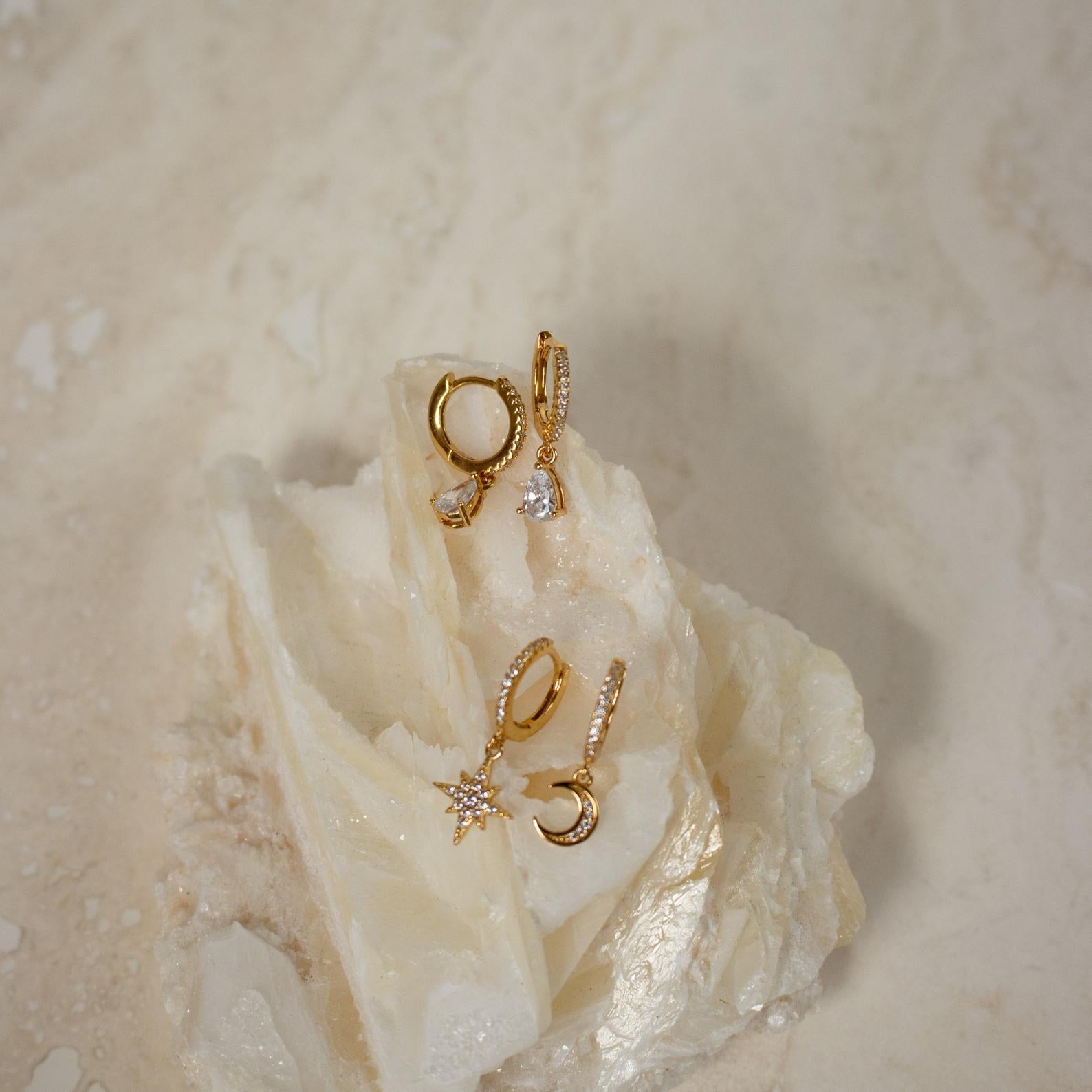 Brincos com gota de diamante
