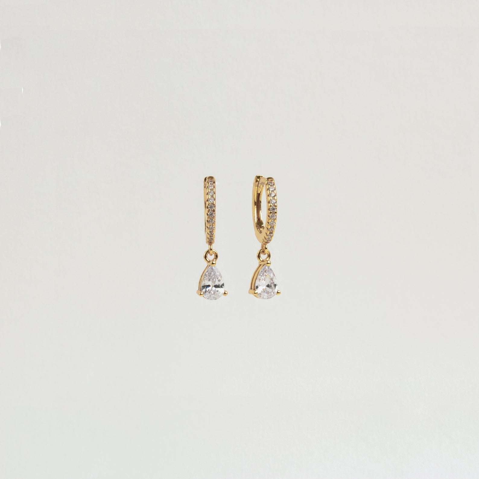 Brincos com gota de diamante