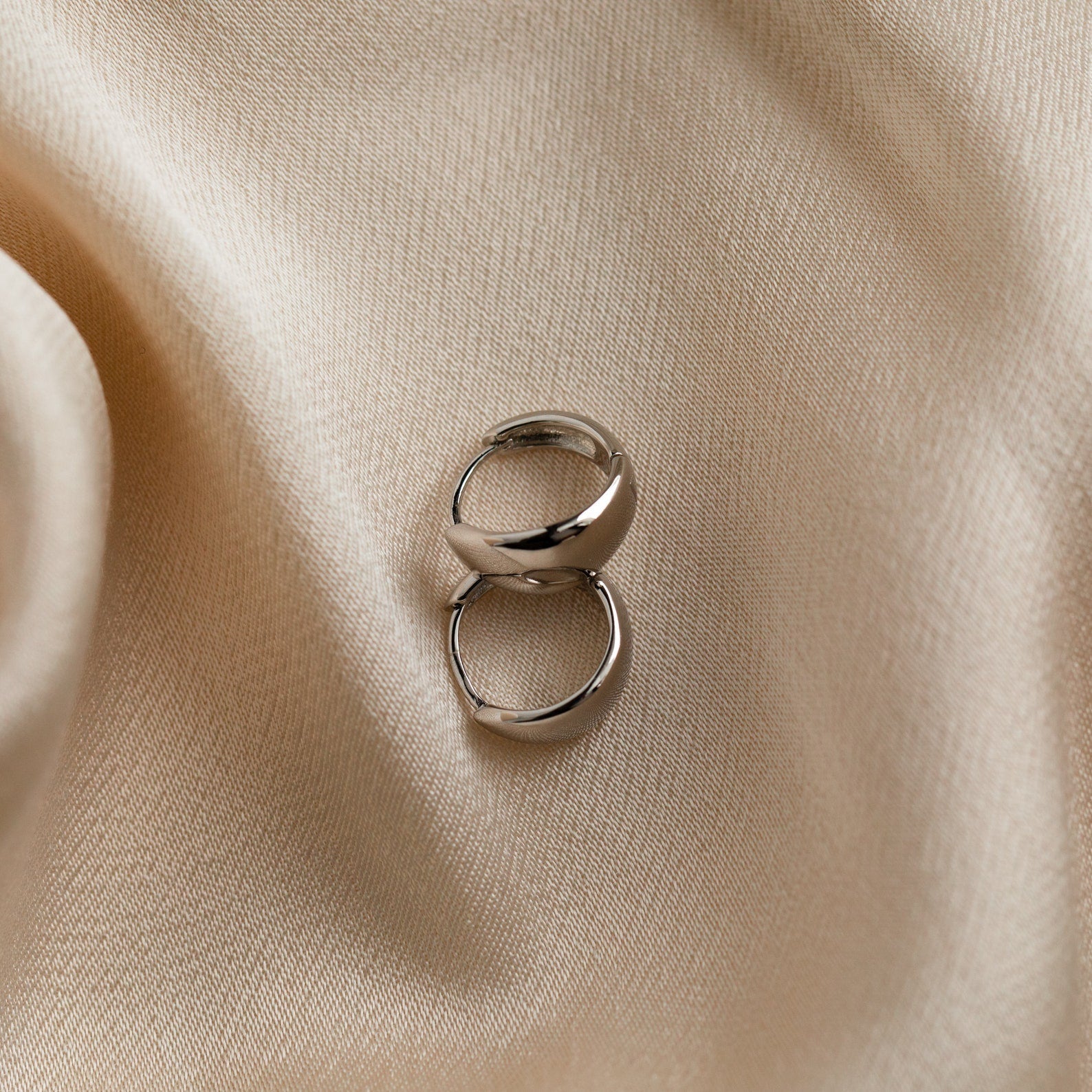 brincos Olivia Hoops