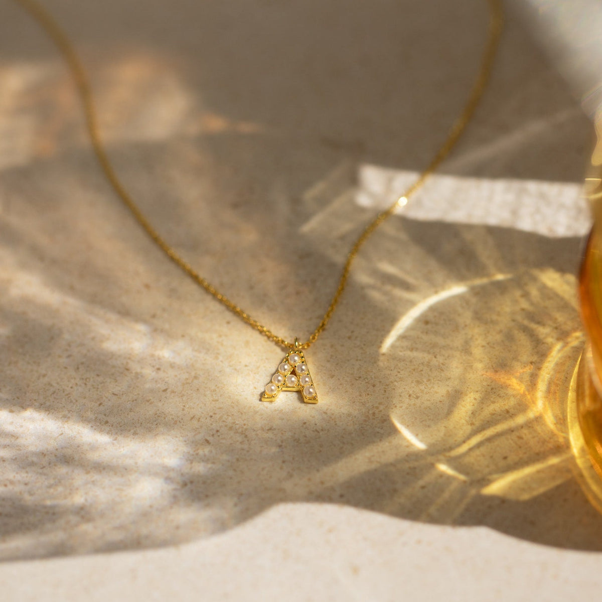 Colar de letras de pérolas