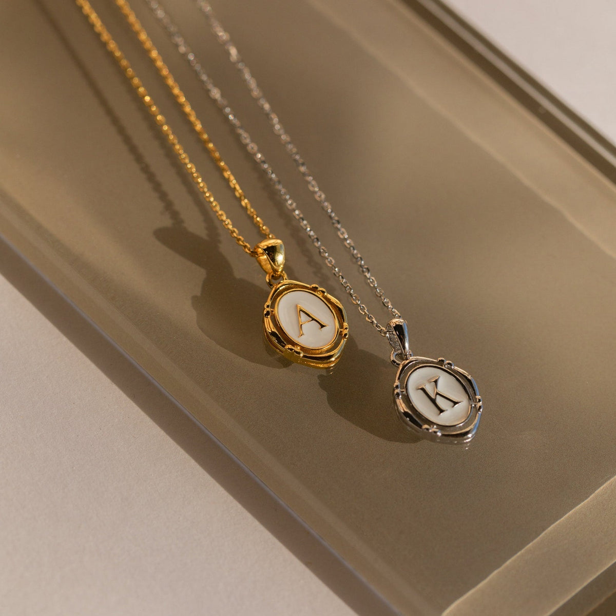 Colar com pingente inicial