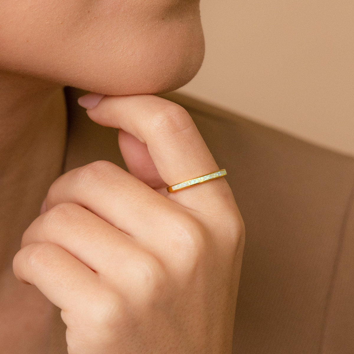 Anel com incrustação de opala branca