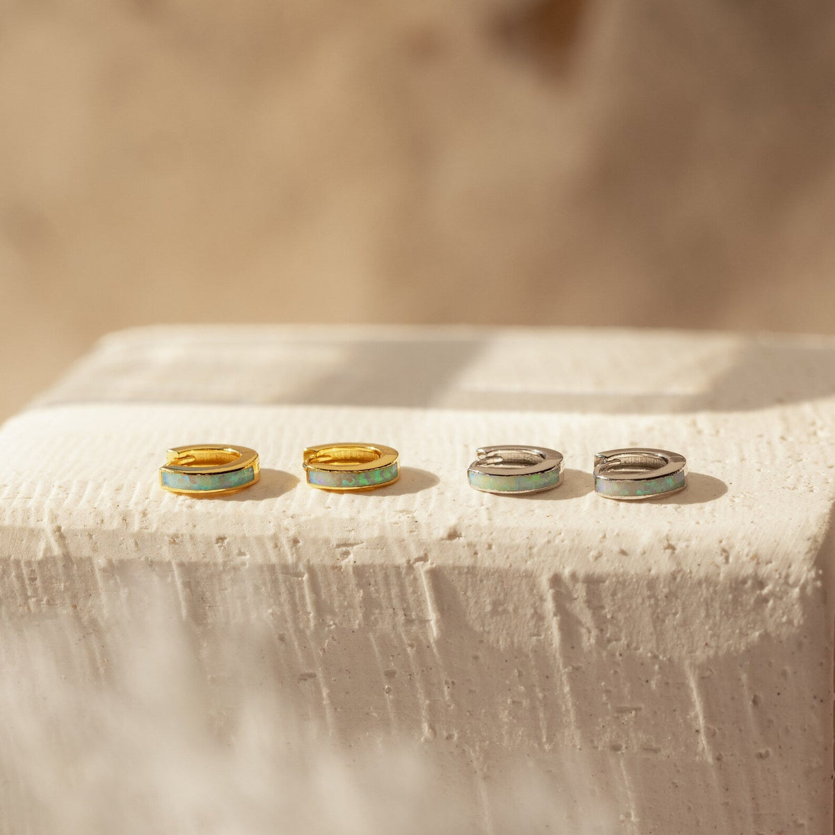 Conjunto de brincos de argola com incrustações de opala