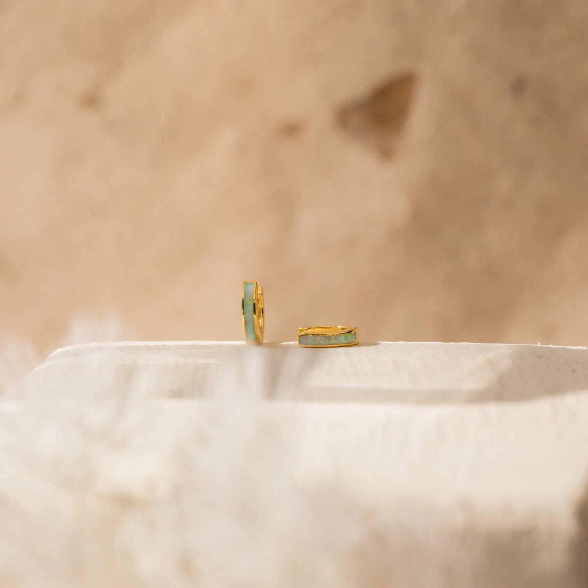 Conjunto de brincos de argola com incrustações de opala