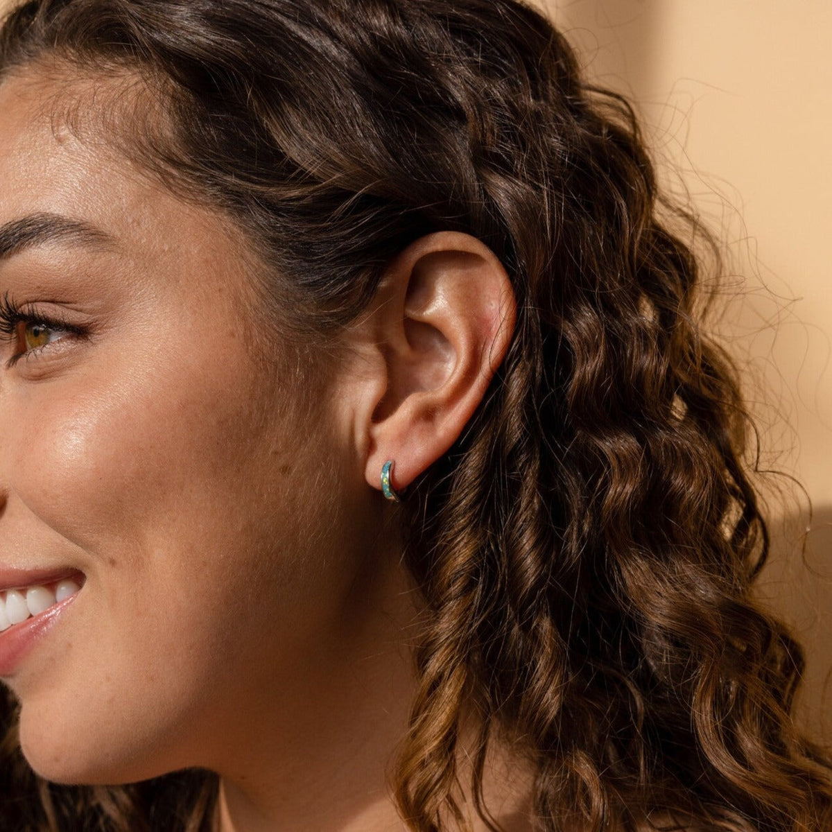 Conjunto de brincos de argola com incrustações de opala