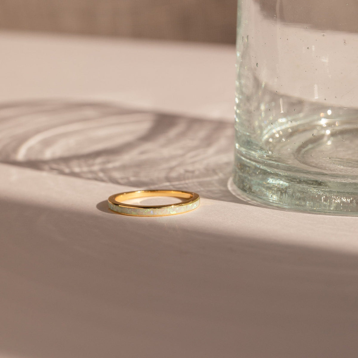 Anel com incrustação de opala branca