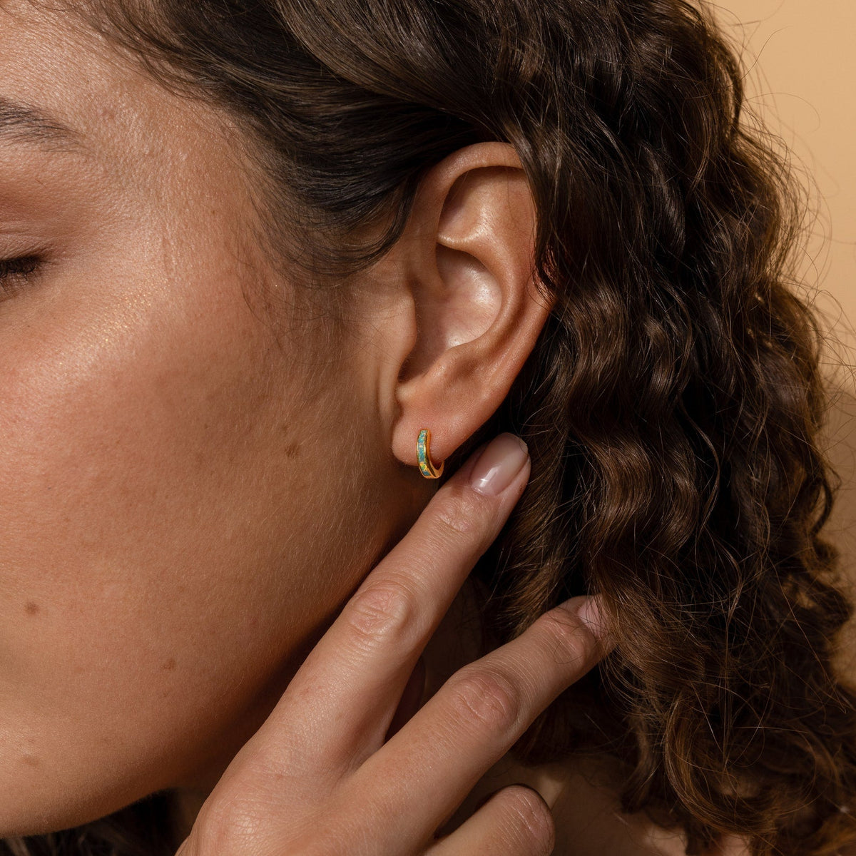 Conjunto de brincos de argola com incrustações de opala