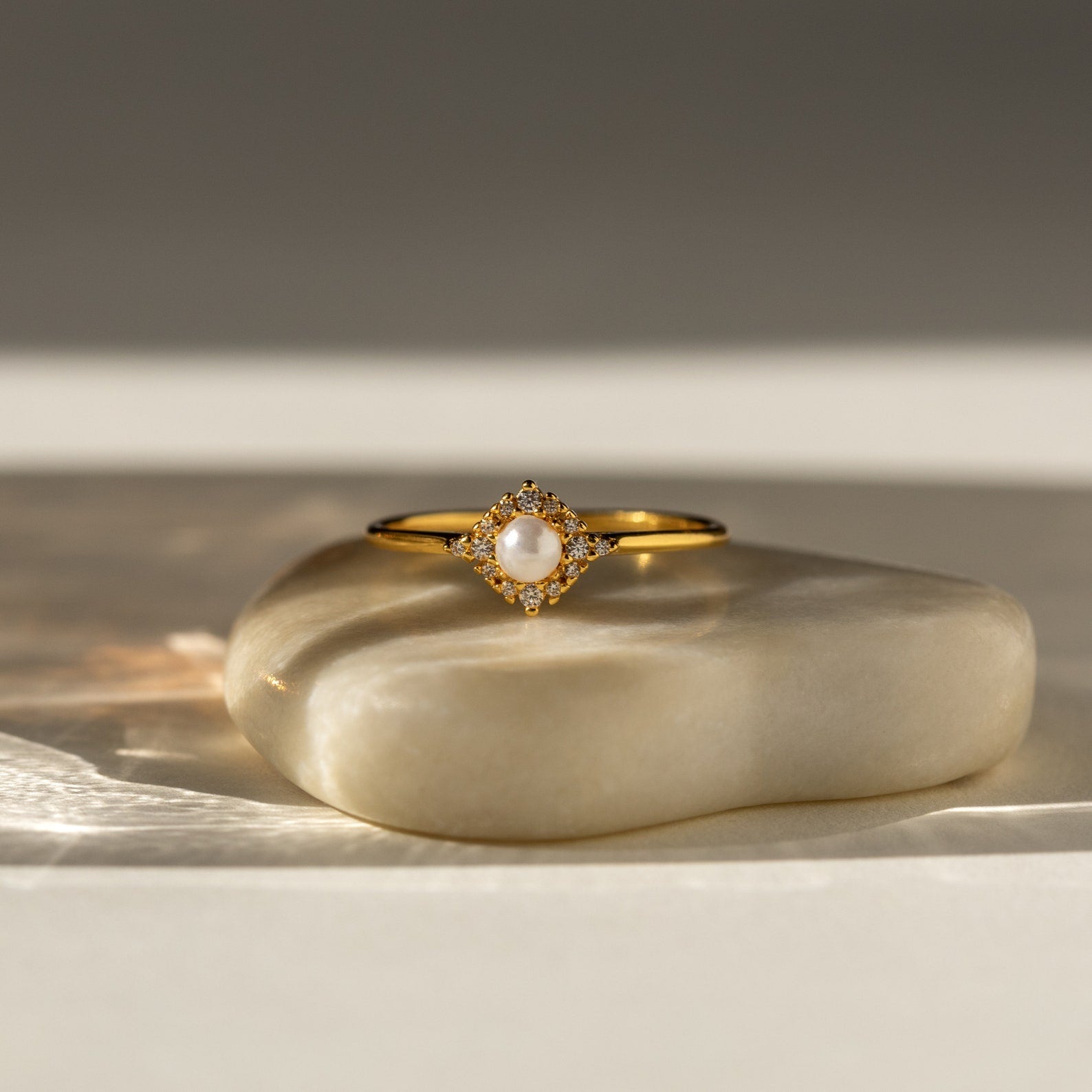 Anel Vintage Pave Pearl em Ouro 18K