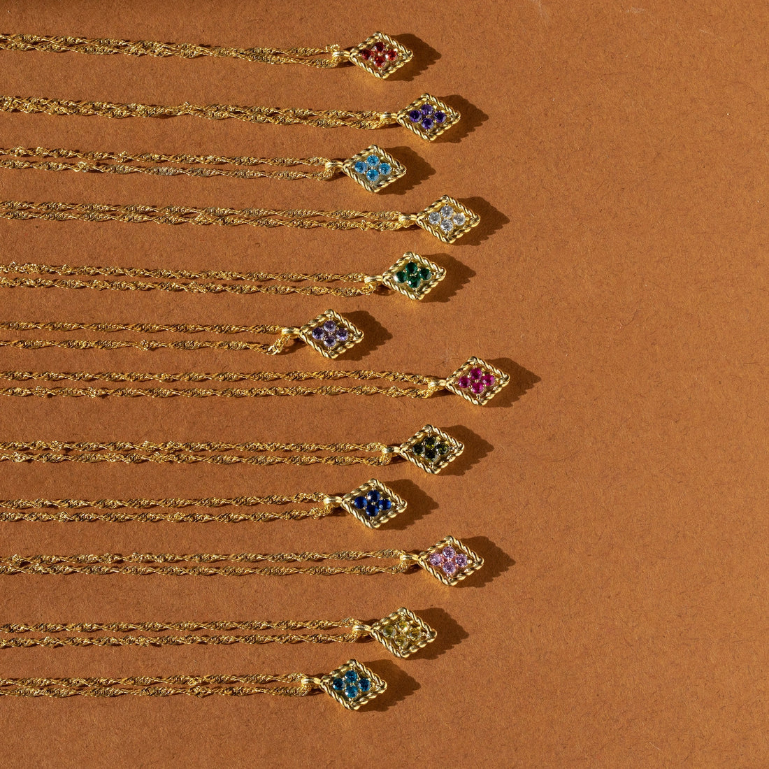 Colar com pingente de diamante e pedra de nascimento
