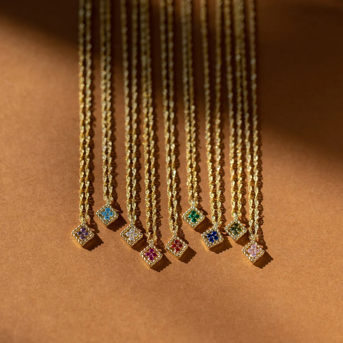 Colar com pingente de diamante e pedra de nascimento