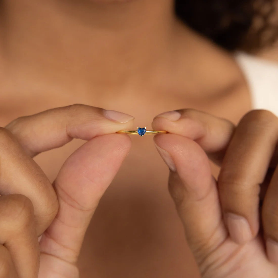 Anel com pedra de nascimento em formato de coração pequeno